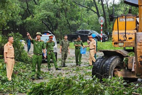 CSGT-TT Sóc Sơn huy động lực lượng, phương tiện khắc phục hậu quả bão Yagi