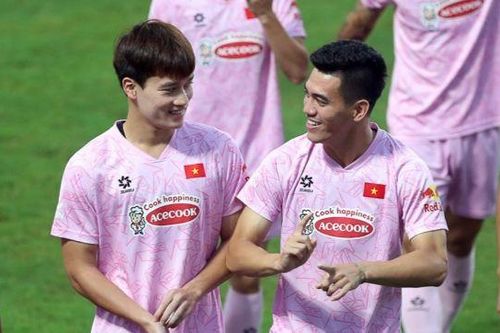 ĐT Việt Nam trở lại sân tập sau bão, sẵn sàng tiếp Thái Lan