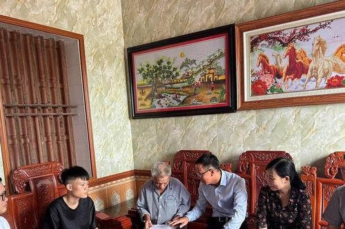 Chủ tịch MTTQ thành phố Hải Phòng trao kinh phí hỗ trợ nạn nhân tử vong do bão