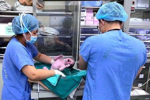 Bên trong Bệnh viện Bạch Mai khi bão Yagi quét qua Hà Nội
