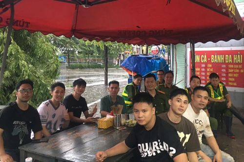 Nhóm thanh niên xuống đường Hà Nội giúp dọn dẹp sau bão Yagi