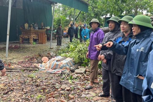 Ứng phó mưa lũ, huyện Thạch Thất tổ chức lực lượng canh đê gác cống 24/24h