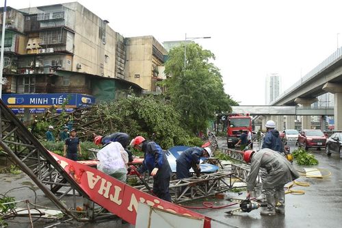 Cây xanh đổ chắn ngang đường, giao thông Hà Nội ảnh hưởng nghiêm trọng