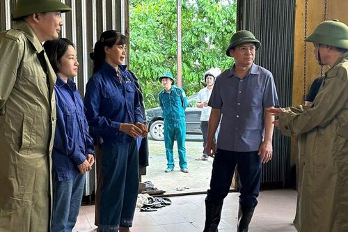 Phó Chủ tịch TP Hà Minh Hải kiểm tra việc khắc phục hậu quả bão số 3 tại một số quận, huyện