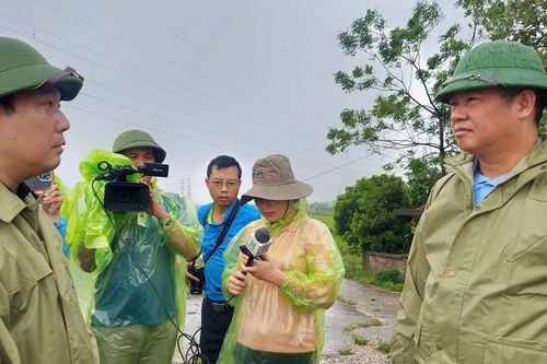 Phó Chủ tịch UBND TP Nguyễn Mạnh Quyền kiểm tra khắc phục hậu quả sau bão tại Chương Mỹ