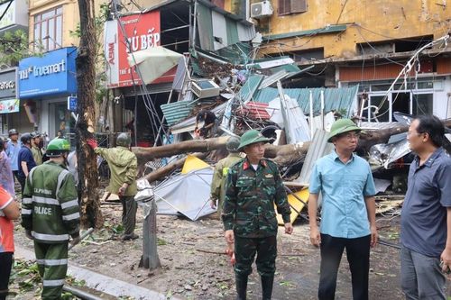 Người dân cùng chính quyền Nam Từ Liêm chung tay khắc phục thiệt hại bão Yagi