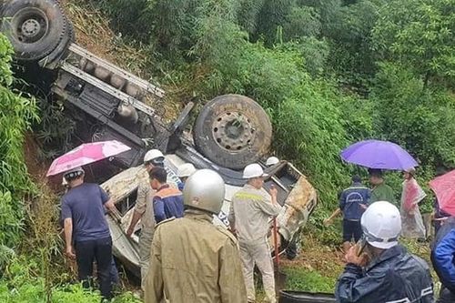 Tai nạn giao thông mới nhất 8/9/2024: xe đầu kéo chở 3 người lao xuống vực