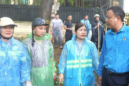 Công đoàn Hà Nội động viên công nhân đang nỗ lực dọn cây, vệ sinh môi trường