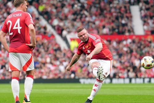 Rooney lập siêu phẩm đá phạt, Paul Scholes tái xuất ở Old Trafford trong trận đấu của Các huyền thoại MU