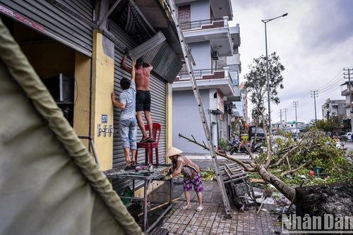 Người dân Quảng Ninh khẩn trương khắc phục hậu quả sau cơn bão