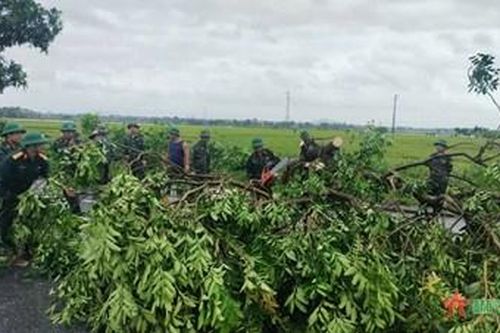Bộ đội, dân quân Yên Lạc tích cực giúp dân khắc phục hậu quả cơn bão số 3