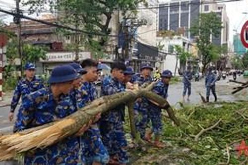 Bộ đội Hải quân khắc phục các tuyến đường tại TP Hải Phòng sau bão số 3