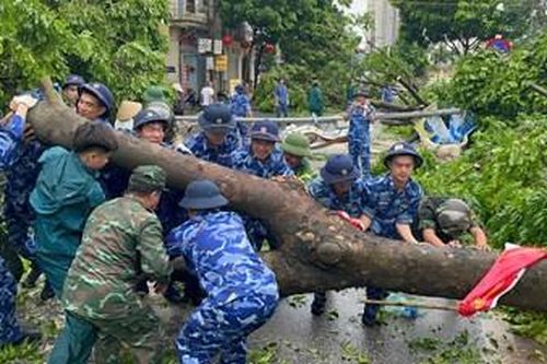 Cảnh sát biển Việt Nam giúp người dân sau bão trên địa bàn TP Hà Nội