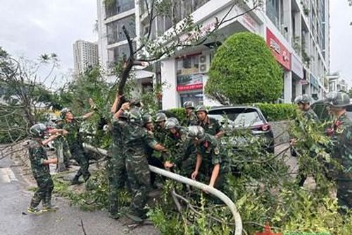 Sư đoàn 301 huy động lực lượng giúp người dân khắc phục hậu quả bão số 3