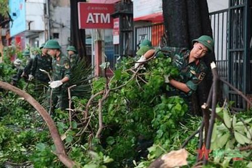Cán bộ, học viên Học viện Hậu cần giúp nhân dân khắc phục hậu quả bão số 3