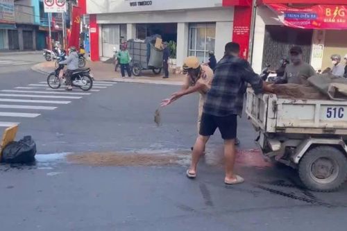 Công an TP Thủ Đức rải cát giúp người dân lưu thông không bị trượt ngã