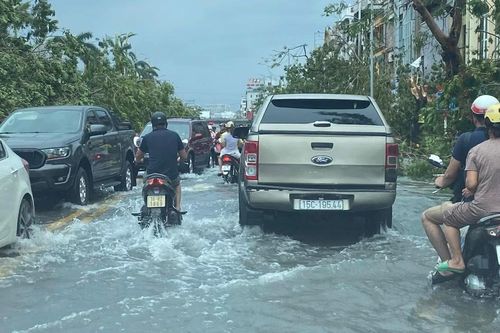 TP Hải Phòng: Đường ngập như sông, mất điện diện rộng