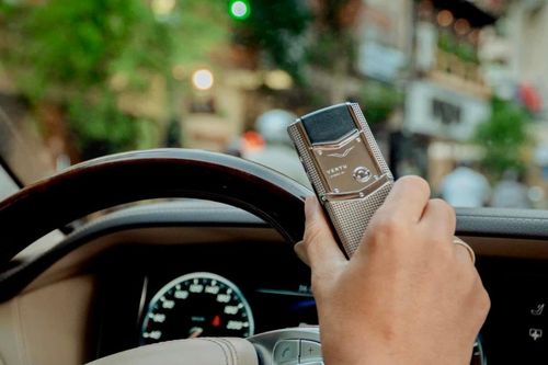 Người dùng điện thoại Vertu 'quay xe'
