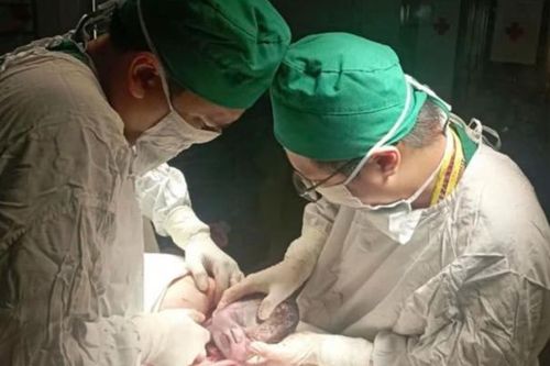 Phẫu thuật thành công lấy thai ngay khi bão đang đổ bộ