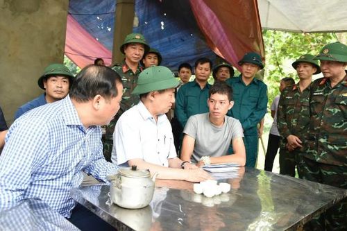 Phó Thủ tướng Hồ Đức Phớc chia buồn cùng gia đình nạn nhân vụ sạt lở đất nghiêm trọng tại Hòa Bình