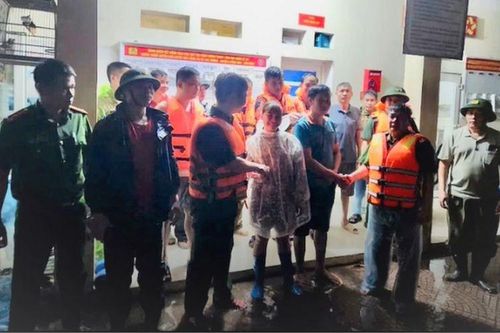 Cứu người phụ nữ mang thai bị cô lập giữa dòng nước lũ