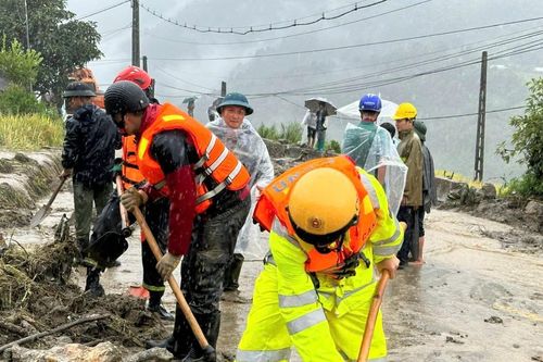 Công an tỉnh Lào Cai đội mưa, vượt lũ giúp dân trong ngày mưa bão