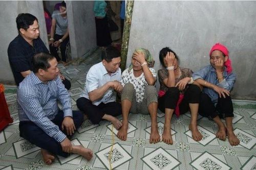 Phó Thủ tướng Hồ Đức Phớc chia buồn cùng gia đình nạn nhân vụ sạt lở tại Hòa Bình