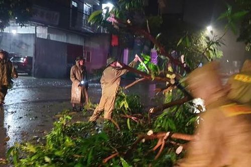 Xuyên đêm đối phó với bão lũ ở Lạng Sơn