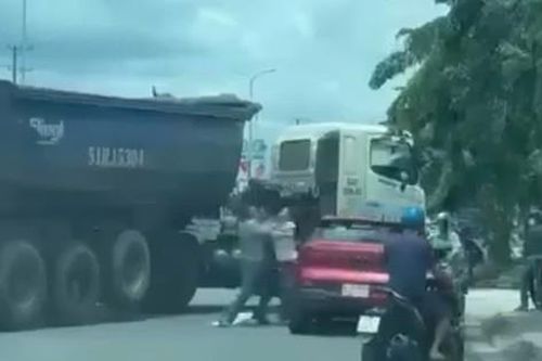 Bản tin 8H: Tài xế xe đầu kéo chặn đánh người trên quốc lộ 51