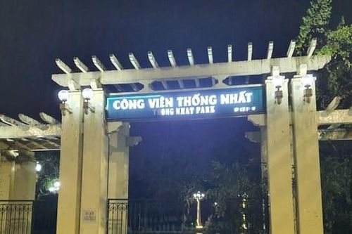 Xót xa hình ảnh đổ nát ở công viên lớn nhất trung tâm Hà Nội