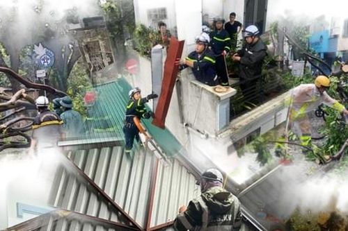 Xúc động hình ảnh chiến sĩ Công an Thủ đô vượt mưa bão giúp đỡ người dân