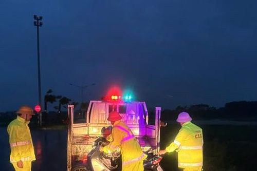 CSGT Bắc Giang kịp thời cứu nữ công nhân gặp nạn do bão số 3