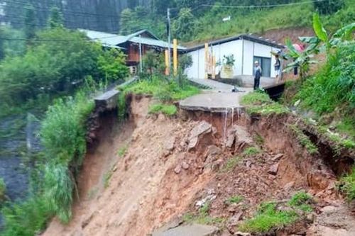 Nhà ngập, đường sá sạt lở, ruộng ao chìm trong biển nước ở Yên Bái