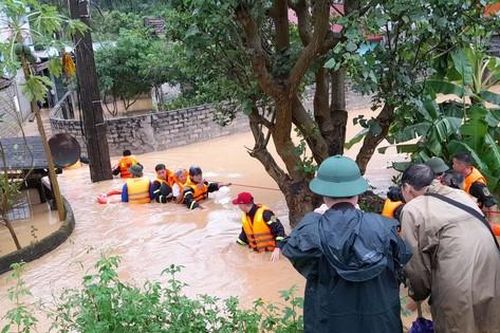Giải cứu hàng chục người bị nước lũ bao vây tại 'ốc đảo' sông Thương