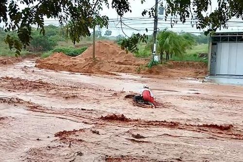 Lũ cát cuốn trôi người đi đường ở Phan Thiết: Giải pháp ra sao?
