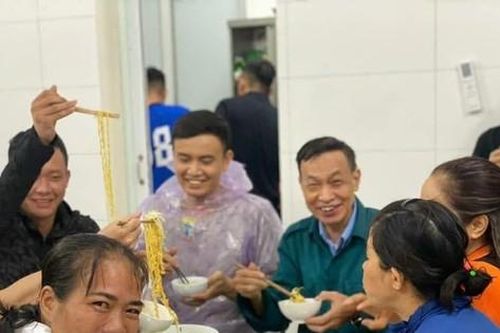 Ấm lòng những bát mỳ tại trụ sở công an phường khi cơn bão lớn vào Hà Nội