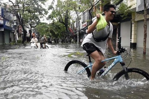 Sau bão, Hải Phòng vẫn ngập sâu, cây xanh đổ la liệt, nhiều nơi mất điện