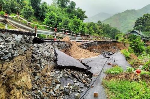 Nhiều tuyến đường miền núi phía Bắc sạt lở nghiêm trọng, giao thông chia cắt
