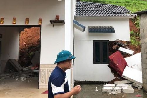 CLIP: Kinh hoàng khoảnh khắc ngôi nhà bị đất đá phá hủy tại Lạng Sơn