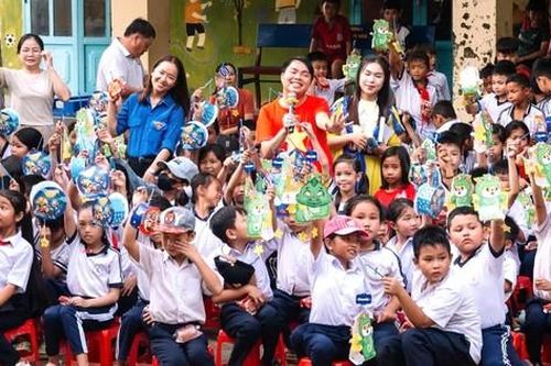 Tuổi trẻ Bình Dương mang trung thu đến với trẻ em nghèo