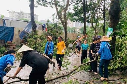 Nỗ lực khắc phục nhanh hậu quả cơn bão số 3 tại khu đô thị đông dân nhất Thủ đô