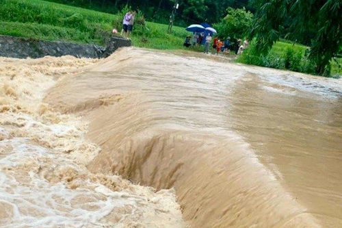 Một bé trai bị nước cuốn trôi khi đi qua suối