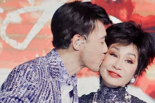 Danh ca Khánh Hà tuổi 72 trẻ đẹp, hôn nhân viên mãn bên chồng kém 13 tuổi