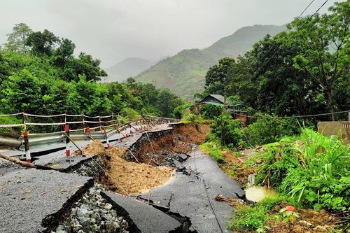 Quốc lộ ở huyện biên giới Thanh Hóa sạt lở nghiêm trọng sau bão số 3