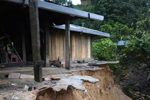 Sạt lở đất làm đổ sập nhà gỗ, bé gái 9 tuổi tử vong