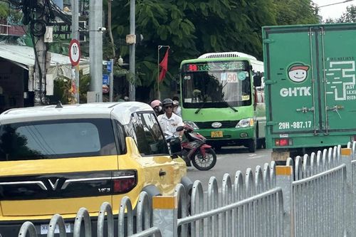 TP HCM: Tài xế 'khôn lỏi' đi ngược chiều để né xếp hàng dài gây bức xúc