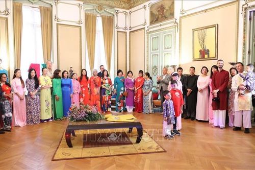 Áo dài - Cầu nối văn hóa giữa Việt Nam và Bỉ