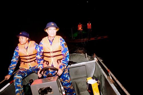 Rạng sáng 8/9, Hải quân cứu hộ thành công 11 người mắc kẹt trên hòn Dầm Đơn