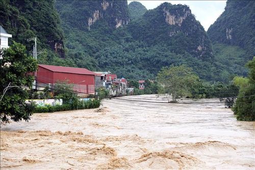 Nước lũ về trong đêm, 'giải cứu' 35 người khỏi vùng nguy hiểm ở Lạng Sơn