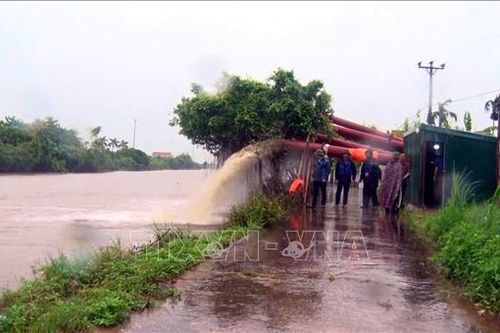 Gấp rút khắc phục sự cố do ảnh hưởng bão số 3, vận hành các trạm bơm tiêu úng
